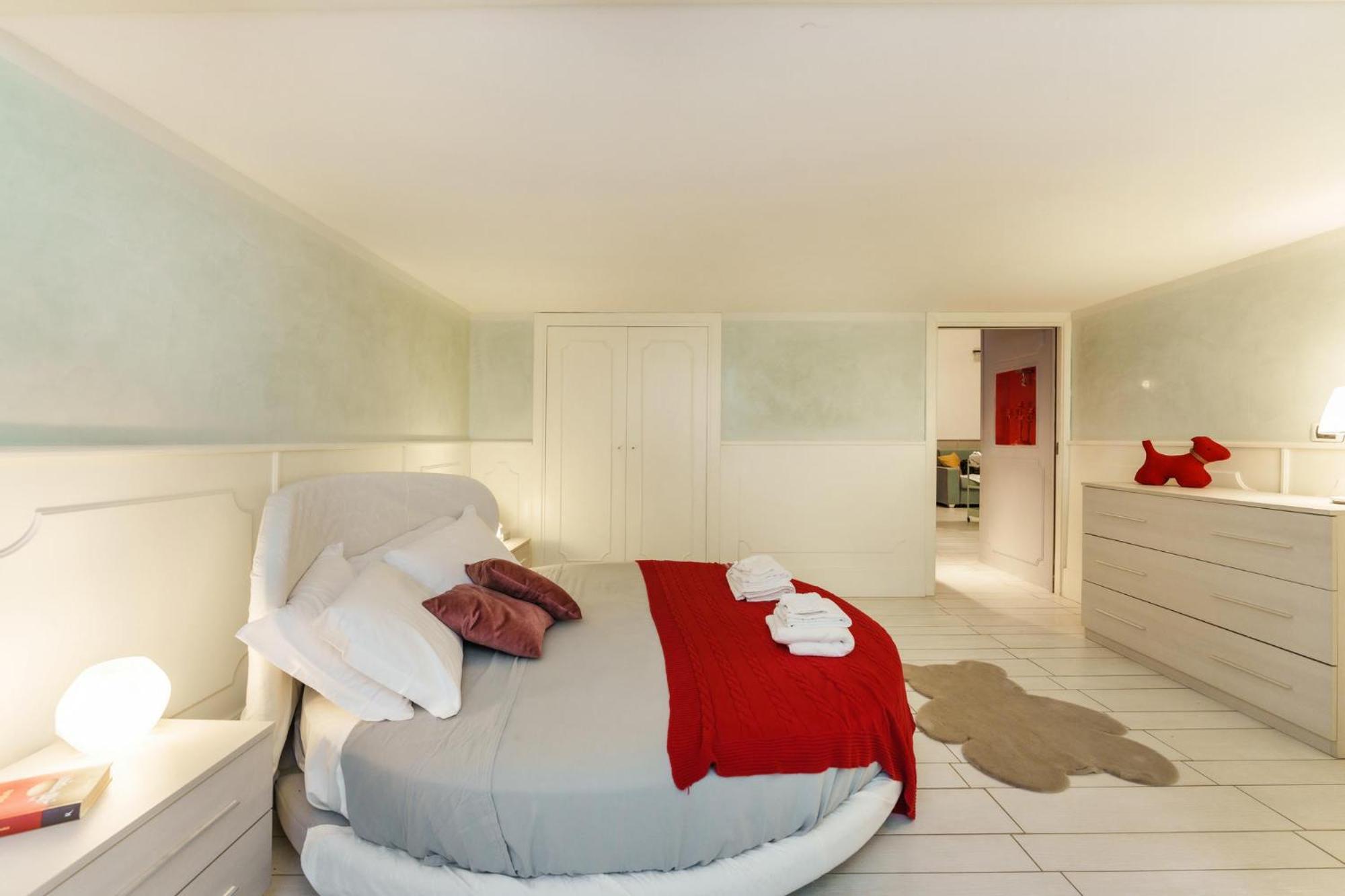 Art-filled, Luxury Finished 2br Escape In Vomero Appartamento