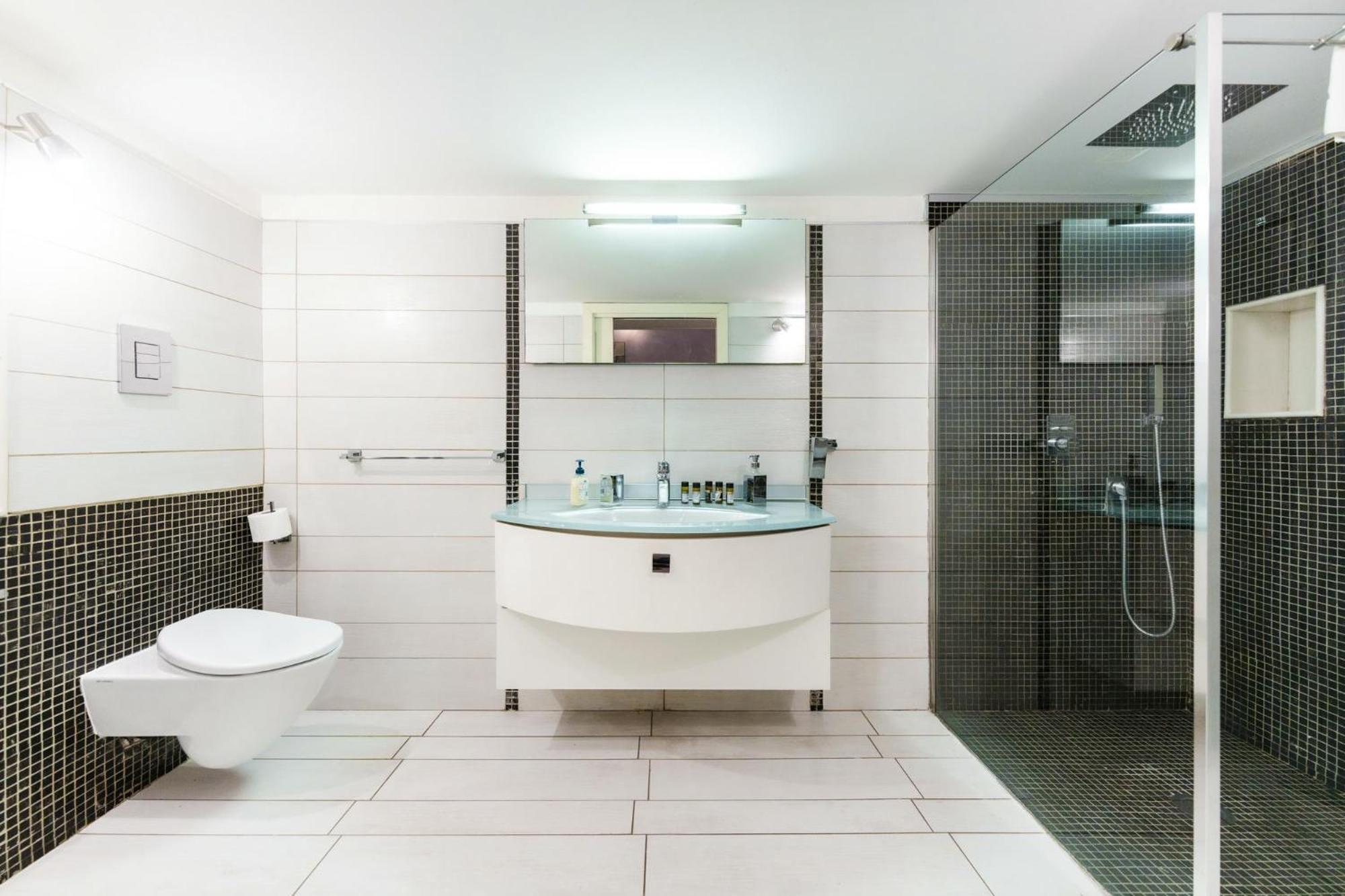 Art-filled, Luxury Finished 2br Escape In Vomero *