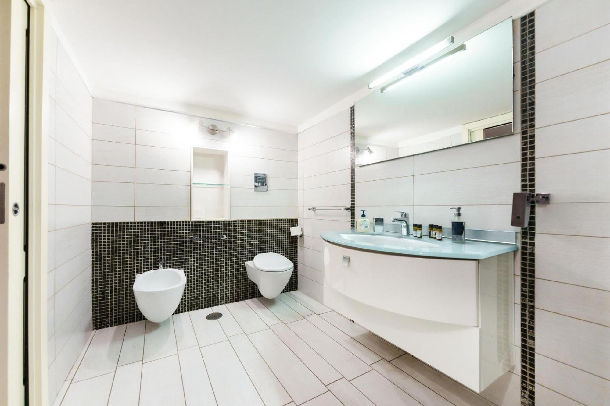 Art-filled, Luxury Finished 2br Escape In Vomero Napoli