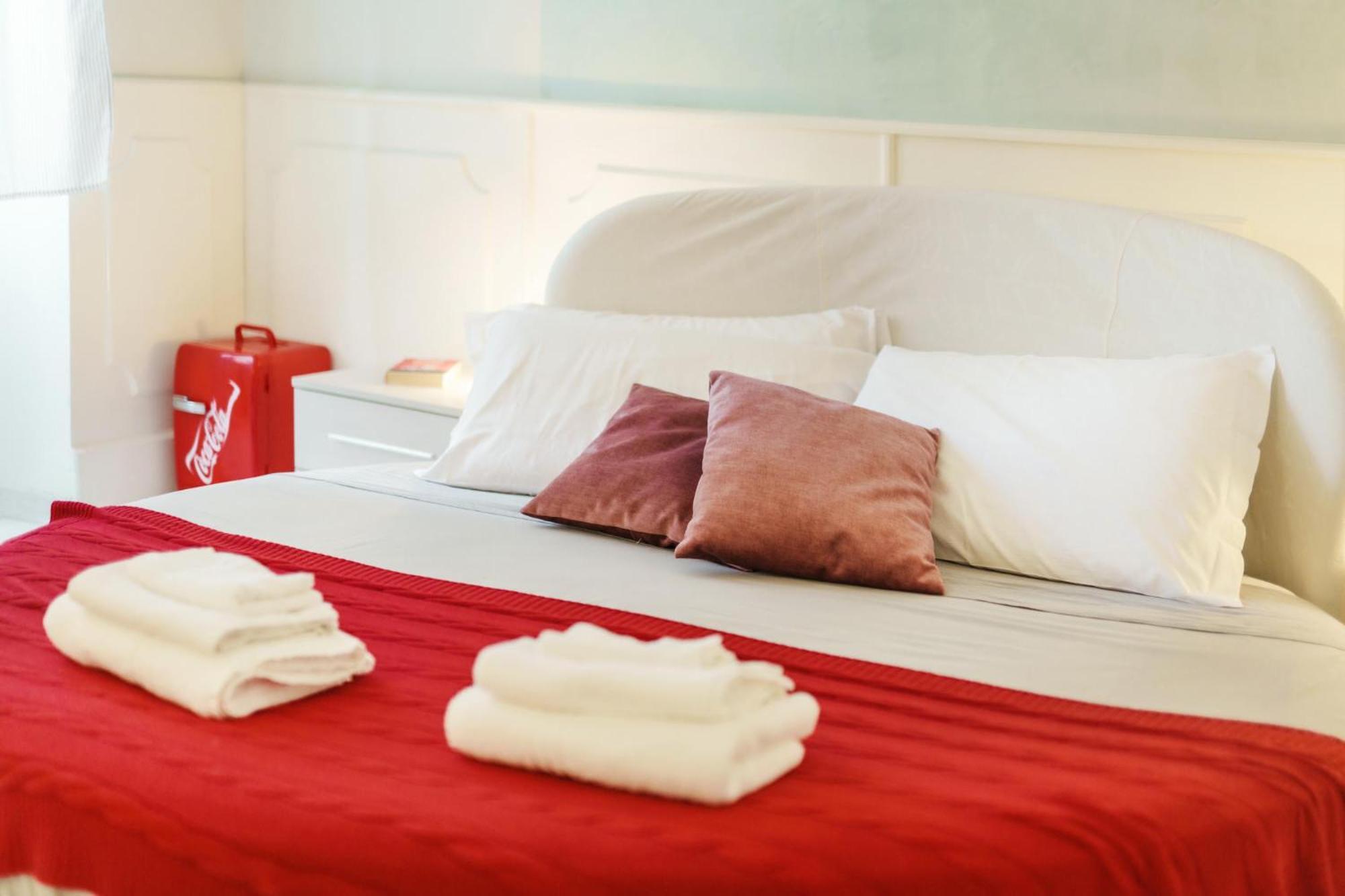 Art-filled, Luxury Finished 2br Escape In Vomero Napoli