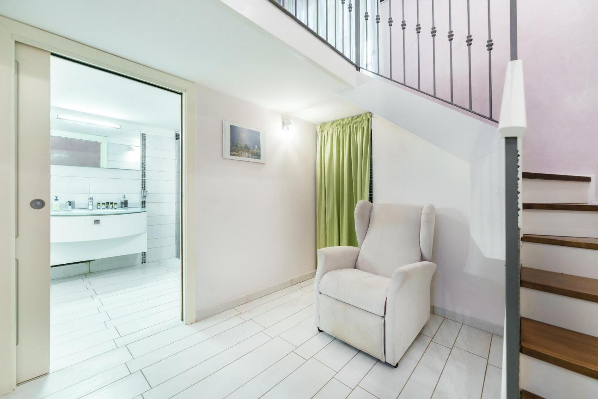 Appartamento Art-filled, Luxury Finished 2br Escape In Vomero Napoli