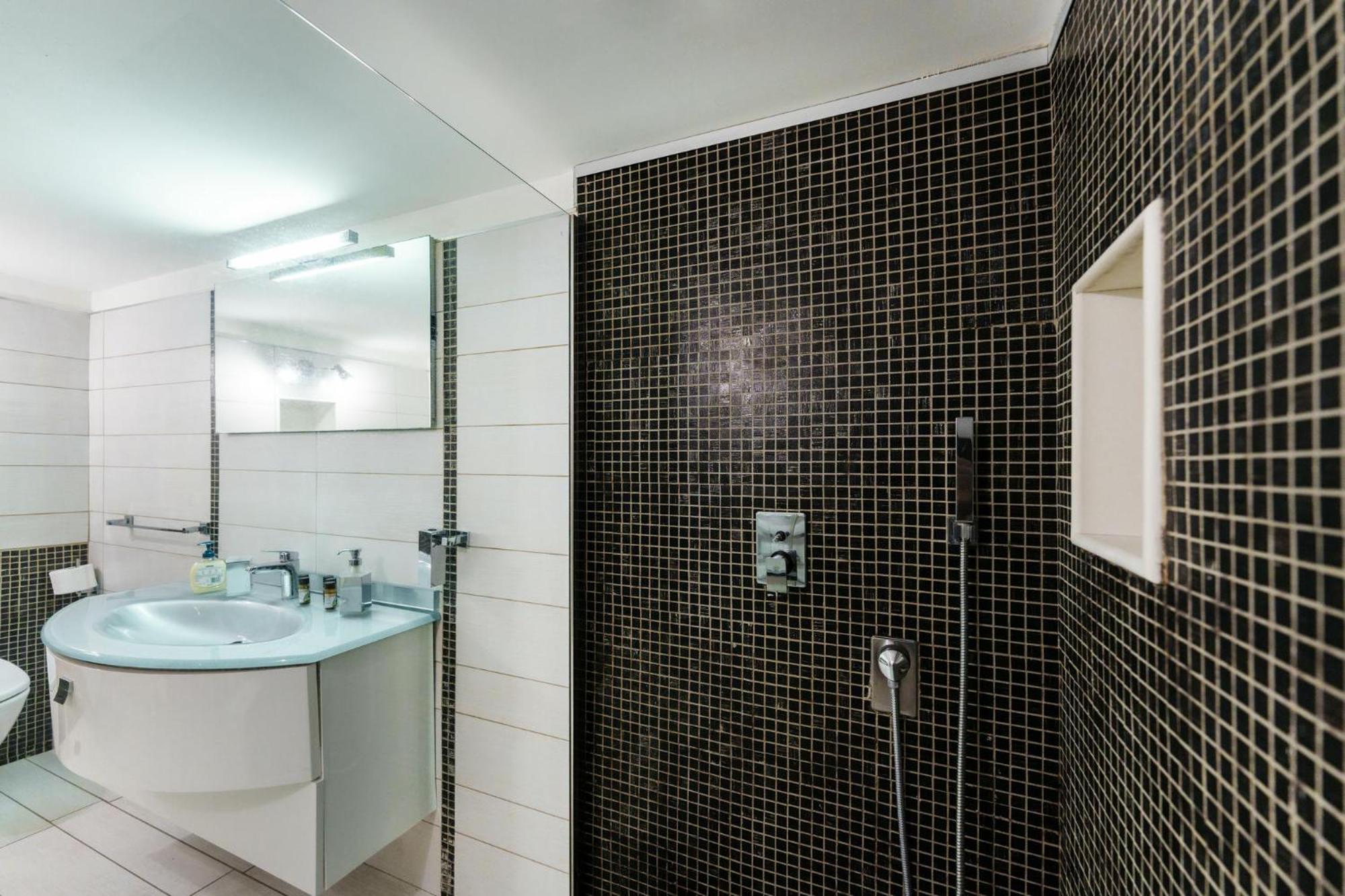 Art-filled, Luxury Finished 2br Escape In Vomero * Naples